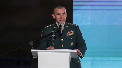 Procuraduría de Colombia anuncia investigación de presuntos seguimientos ilegales ordenados por el comandante del Ejército a profesor de su esposa